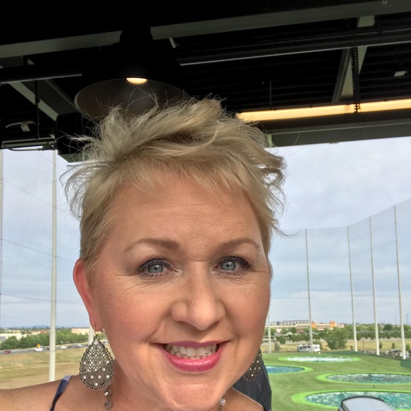 Meet your Posher, Cynthia - Picture 1 of 1